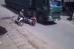 Phú Thọ: Cố vượt giữa xe tải và xe máy, một người bị xe cán tử vong 