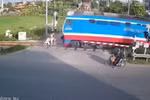 Nam Định: Tàu hỏa đâm văng xe máy, hai người tử vong tại chỗ