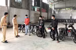 Cảnh sát giao thông công an thành phố Việt Trì làm việc với một số đối tượng vi phạm. (Ảnh: Trung Kiên/TTXVN)