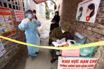 Lập chốt kiểm tra y tế tại xóm chạy thận 121 Lê Thanh Nghị (Hai Bà Trưng, Hà Nội). (Ảnh: Minh Quyết/TTXVN)