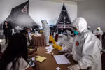 Nhân viên y tế xét nghiệm nhanh COVID-19 cho người lao động nhập cư tại Bắc Sumatra, Indonesia. (Ảnh: THX/TTXVN)