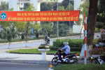 Băngrôn tuyên truyền, hướng dẫn người dân phòng, chống dịch COVID-19 trên đường Mê Linh, thành phố Vĩnh Yên. (Ảnh: Hoàng Hùng/TTXVN)