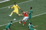 Saudi Arabia (áo xanh) thảm bại trong ngày khai mạc World Cup 2018. (Nguồn: THX/TTXVN)