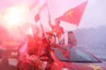 Cổ động viên đội mưa ra sân 'tiếp lửa' cho U23 Việt Nam