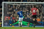 Leighton Baines giữ lại 1 điểm cho Everton. (Nguồn: Daily Mail)