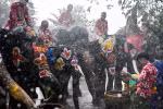 Trong ảnh: Người dân tham gia lễ hội té nước Songkran ở Ayutthaya, Thái Lan, ngày 11/4/2019. (Ảnh: AFP/ TTXVN)