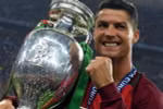 Ronaldo hân hoan với chức vô địch. (Nguồn: AP)