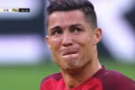 Ronaldo khóc vì chấn thương. 
