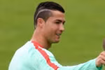 Ronaldo khoe kiểu tóc mới.