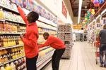 Khách mua hàng ở siêu thị tại Nam Phi. (Nguồn: African Business Central)