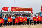 Thông qua các chương trình trao cờ Tổ quốc cho ngư dân, cùng với công tác tuyên truyền, vận động... nhận thức của ngư dân đảo Cồn Cỏ ngày càng được nâng cao, khai thác hải sản kết hợp với bảo vệ chủ quyền biển đảo của Tổ quốc. (Ảnh: Vietnam+)