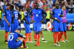 Các cầu thủ Pháp buồn bã sau thất bại tại trận chung kết EURO 2016. (Nguồn: kuulpeeps.com)