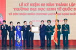 Thủ tướng Nguyễn Xuân Phúc trao tặng Huân chương Lao động hạng Nhất của Chủ tịch nước cho Trường Đại học Kinh tế Quốc dân. (Ảnh: Thống Nhất/TTXVN)
