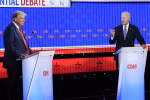 Tổng thống Joe Biden và cựu Tổng thống Donald Trump tại phiên tranh luận đầu tiên tối 27/6/2024. (Ảnh: AP)