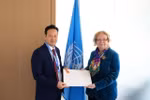 Đại sứ Mai Phan Dũng và Tổng giám đốc Văn phòng Liên hợp quốc tại Geneva - bà Tatiana Valovayab. (Nguồn: Anh Hiển/TTXVN)