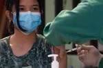 Nhân viên y tế tiêm vaccine phòng COVID-19 cho người dân tại Jakarta, Indonesia. (Ảnh: THX/TTXVN)