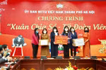 Trao tặng quà học sinh đang thực hiện cách ly tại trường tiểu học Xuân Phương, Hà Nội. (Ảnh: TTXVN phát)