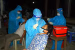 Lấy mẫu xét nghiệm SARS-CoV-2. (Ảnh: TTXVN)