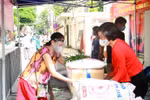 Phó Chủ tịch Liên hiệp các tổ chức hữu nghị thành phố Hà Nội Trần Thị Phương (phải) trao quà hỗ trợ cho người dân phường Phúc Xá. (Ảnh: Nguyễn Cúc/TTXVN)