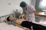 Bác sỹ thăm khám cho bệnh nhi. (Nguồn: Suckhoedoisong.vn)