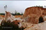 Một quả đồi bị đào bới tan hoang tại xã Tân Phương, huyện Thanh Thủy trong năm 2018. (Ảnh: Hùng Võ/Vietnam+)