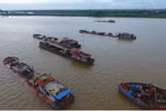 Hoạt động khai thác cát trên sông Hồng đoạn chảy qua địa bàn thành phố Hưng Yên. (Ảnh: PV/Vietnam+)