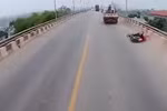 [Video] Ôtô đánh lái khiến hai người đi xe máy ngã nhào rồi bỏ chạy