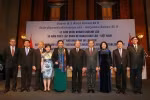 Đại sứ Lào tại Việt Nam Thongsavanh Phomvihane (thứ tư, bên phải), các lãnh đạo Đảng, Nhà nước và các đại biểu tại Lễ kỷ niệm. (Ảnh: An Đăng/TTXVN)