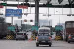 Kể từ ngày 1/8, các phương tiện không dán thẻ thu phí không dừng và không nạp tiền vào tài khoản thu phí sẽ không được lưu thông vào đường cao tốc. (Ảnh: Việt Hùng/Vietnam+)
