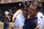 Niềm vui của thí sinh và phụ huynh khi đề thi không quá khó. Đề thi cũng tạo nhiều cảm xúc cho thí sinh khi nói về tình cảm của người cha. (Ảnh: Hoài Nam/Vietnam+)