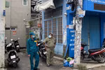 Lực lượng chức năng chốt chặn tại hẻm 415 Nguyễn Văn Công (phường 3, quận Gò Vấp, Thành phố Hồ Chí Minh) nơi có điểm sinh hoạt của giáo phái truyền giáo Phục Hưng. (Ảnh: Hồng Giang/TTXVN)