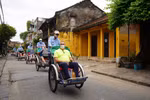 Du khách bắt đầu chương trình tham quan phố cổ Hội An. (Ảnh: Đoàn Hữu Trung/TTXVN) 