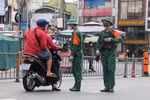 Quân đội hỗ trợ kiểm soát trong ngày đầu siết giãn cách ở TP.HCM