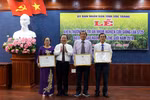 Chủ tịch Ủy ban Nhân dân tỉnh Sóc Trăng tặng bằng khen cho nhóm lai tạo giống lúa. Ảnh: Trung Hiếu/TTXVN)