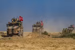Đoàn xe quân sự Thổ Nhĩ Kỳ tuần tra tại làng al-Hashisha, ngoại ô thị trấn Tal Abyad, Syria, giáp giới Thổ Nhĩ Kỳ ngày 4/10/2019. (Nguồn: AFP/TTXVN)