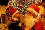 Ông già Noel và trẻ em tại quảng trường Manger, Bethlehem. (Nguồn: Reuters)