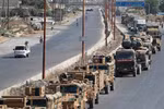 Đoàn xe quân sự của Thổ Nhĩ Kỳ tiến vào thị trấn Khan Sheikhun, tỉnh Idlib ở phía Bắc Syria ngày 19/8/2019. (Nguồn: AFP/TTXVN)