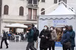 Khách du lịch đeo khẩu trang để phòng tránh lây nhiễm COVID-19 tại Venice. (Ảnh: THX/ TTXVN)
