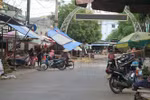Lực lượng chức năng lập 8 chốt kiểm soát, phong tỏa, tạm dừng hoạt động chợ Đầu Mối (phường Hồng Sơn, thành phố Vinh). (Ảnh: Nguyễn Văn Nhật/TTXVN)
