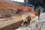 Tập trung tìm kiếm các nạn nhân ở dưới lòng suối Rào Trăng. (Ảnh: TTXVN phát)