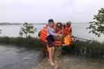 Lực lượng công an huyện Thạch Hà, tỉnh Hà Tĩnh sơ tán người già, trẻ em đến nơi an toàn. (Ảnh: TTXVN phát)