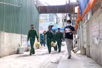 Các chiến sỹ Trung đoàn 88, Sư đoàn 302 (Quân Khu 7) chuyển lượng thực, thực phẩm tặng người lao động nghèo ở hẻm 139 Nguyễn Tiểu La, Quận 10. (Ảnh: Thanh Vũ/TTXVN)