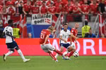 Morten Hjulmand lập siêu phẩm vào lưới Đội tuyển Anh. (Nguồn: Getty Images)