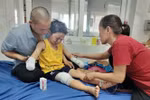 Cháu C. đang được điều trị tại Bệnh viện đa khoa Vùng Tây Nguyên. (Ảnh: TTXVN phát)