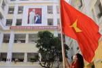 Cờ Tổ quốc tung bay, sẵn sàng chào đón học sinh bước vào một năm học mới. (Ảnh: Thanh Tùng/TTXVN)