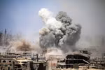 Khói bốc lên sau một cuộc không kích tại khu vực do phiến quân kiểm soát tại thành phố Daraa, Syria. (Nguồn: AFP/TTXVN)