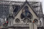 Phần mái nhà thờ Đức Bà ở Paris bị hư hỏng sau vụ cháy ngày 16/4/2019. (Ảnh: AFP/TTXVN)