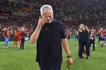 HLV Jose Mourinho rơi lệ trong ngày đi vào lịch sử cúp châu Âu