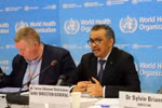Tổng giám đốc WHO Tedros Adhanom Ghebreyesus (phải) phát biểu tại cuộc họp báo ở Geneva, Thụy Sĩ. (Ảnh: THX/TTXVN)