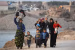 Người dân Syria sơ tán khỏi khu vực chiến sự ở tỉnh Idlib, tới một trại tị nạn ở thị trấn Afrin, giáp giới Thổ Nhĩ Kỳ ngày 19/2 vừa qua. (Ảnh: AFP/TTXVN)
